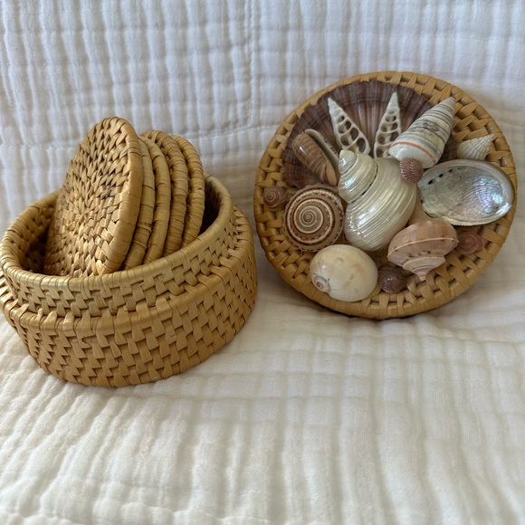 Vintage rattan/wicker seashell coaster set.  Excellent like new condition. - Picture 5 of 7